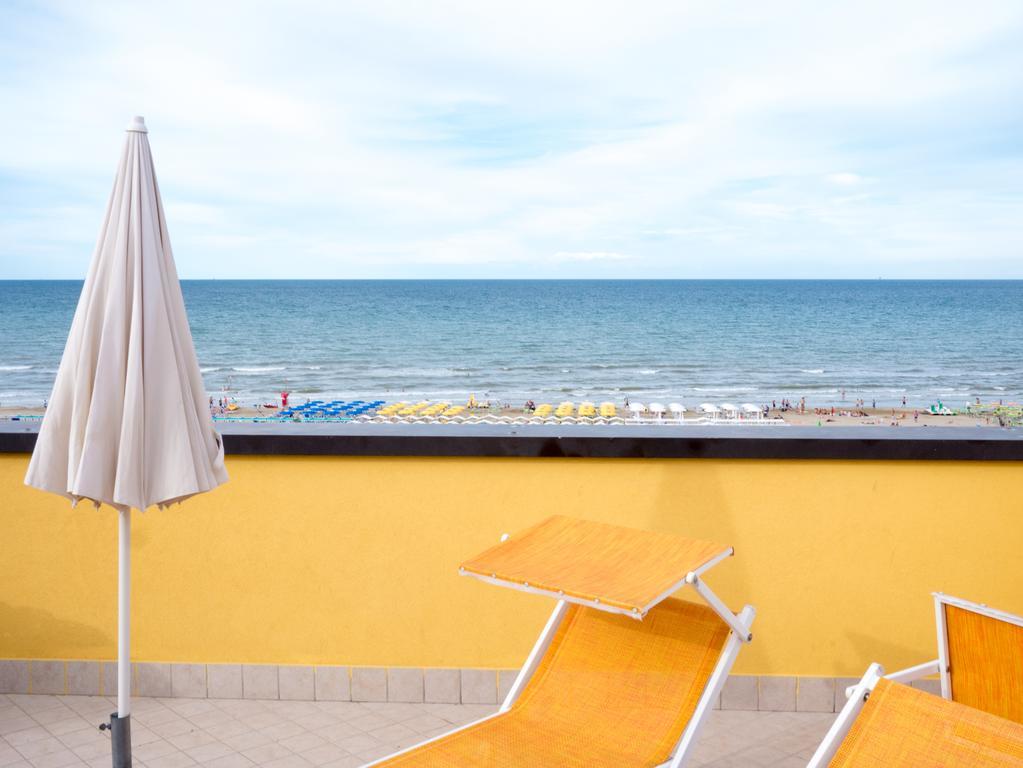 Hotel Mignon Riccione Fronte Mare Экстерьер фото